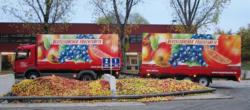 Beutelsbacher LKW steht vor dem Obstsilo