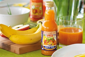 Multi Pur Saft 0,2l Flasche Banane Apfel auf Frühtücksbrett